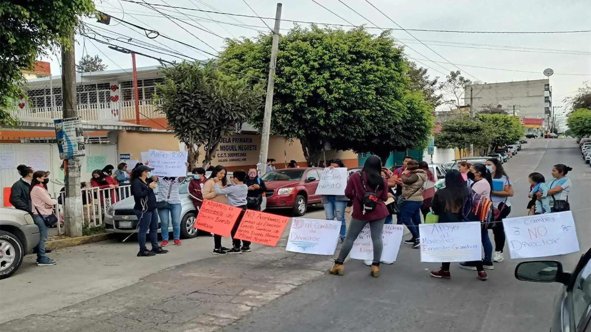 Manifestación de padres de familia de la escuela Miguel Negrete en Xalapa